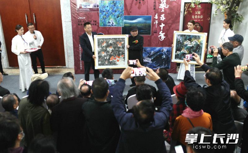 作品捐赠仪式，现场捐赠的陈明作品《金秋红果》《映日荷花》由湖南图书馆收藏。