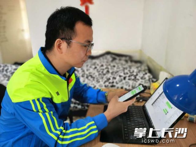 援津巴布韦医疗队为当地华人华侨开展健康咨询。受访者供图