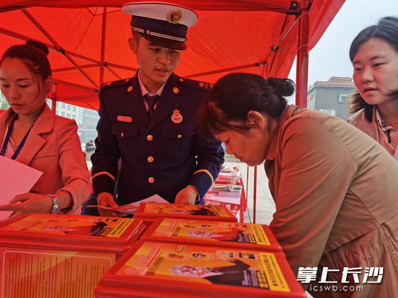 宁乡消防宣传员开展多样防灾减灾宣传活动。长沙晚报通讯员 周慧 供图