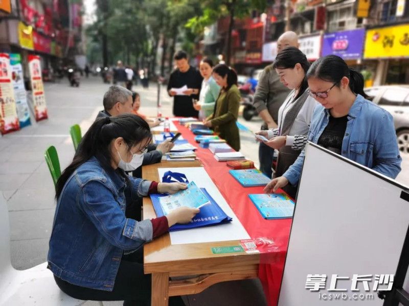 韭菜园街道工作人员开展宣传活动。芙蓉应急供图