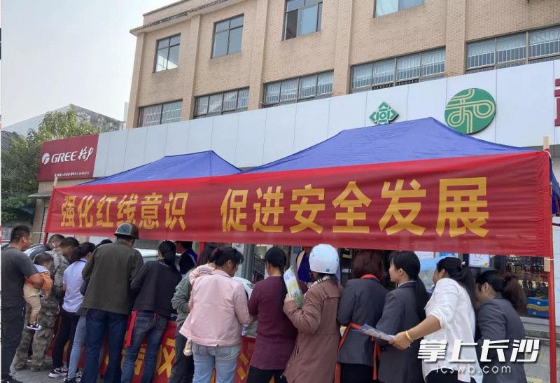 在长沙县安沙镇，安全知识大礼包受到群众欢迎。长沙县应急供图
