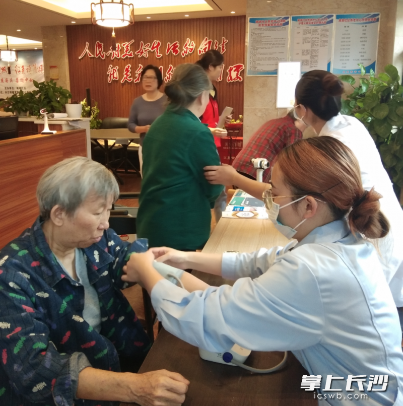 老年人在家门口接受体检等服务。