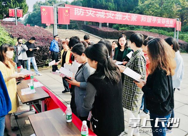 烈士公园里专家现场和游客互动，教大家如何从灾难现场科学逃生。通讯员 唐巍 摄