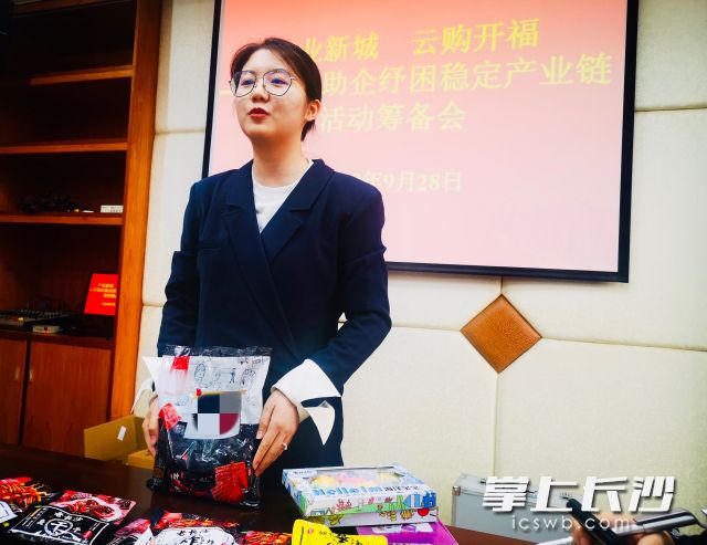 企业家亲自出境，当短视频主角讲故事来引流带货。通讯员 卜蕾 摄
