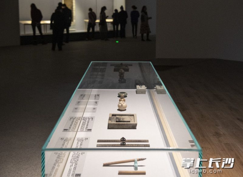 展览通过古琴、陶瓷器、书画、青铜器、银器等80余件/套文物，集中展示了宋朝人泼墨挥毫、品茗饮酒、焚香赏花、抚琴对弈、鉴古赏玩等世俗生活。