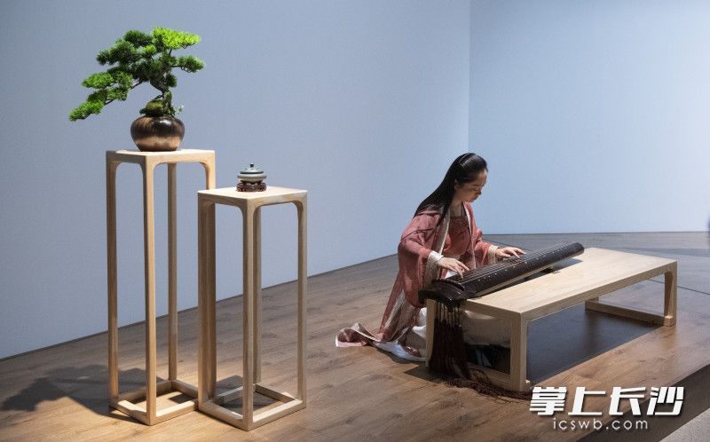 “宋朝慢生活展”通过文物场景化的有机组合，创意化的展陈设计，给观众带来沉浸式的观展体验。