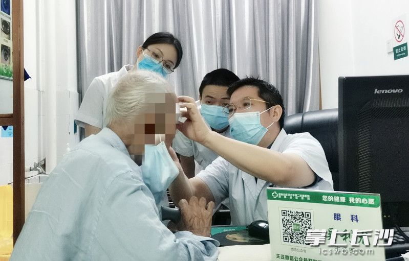 吴利龙主任医师正在接诊患者。由医院供图