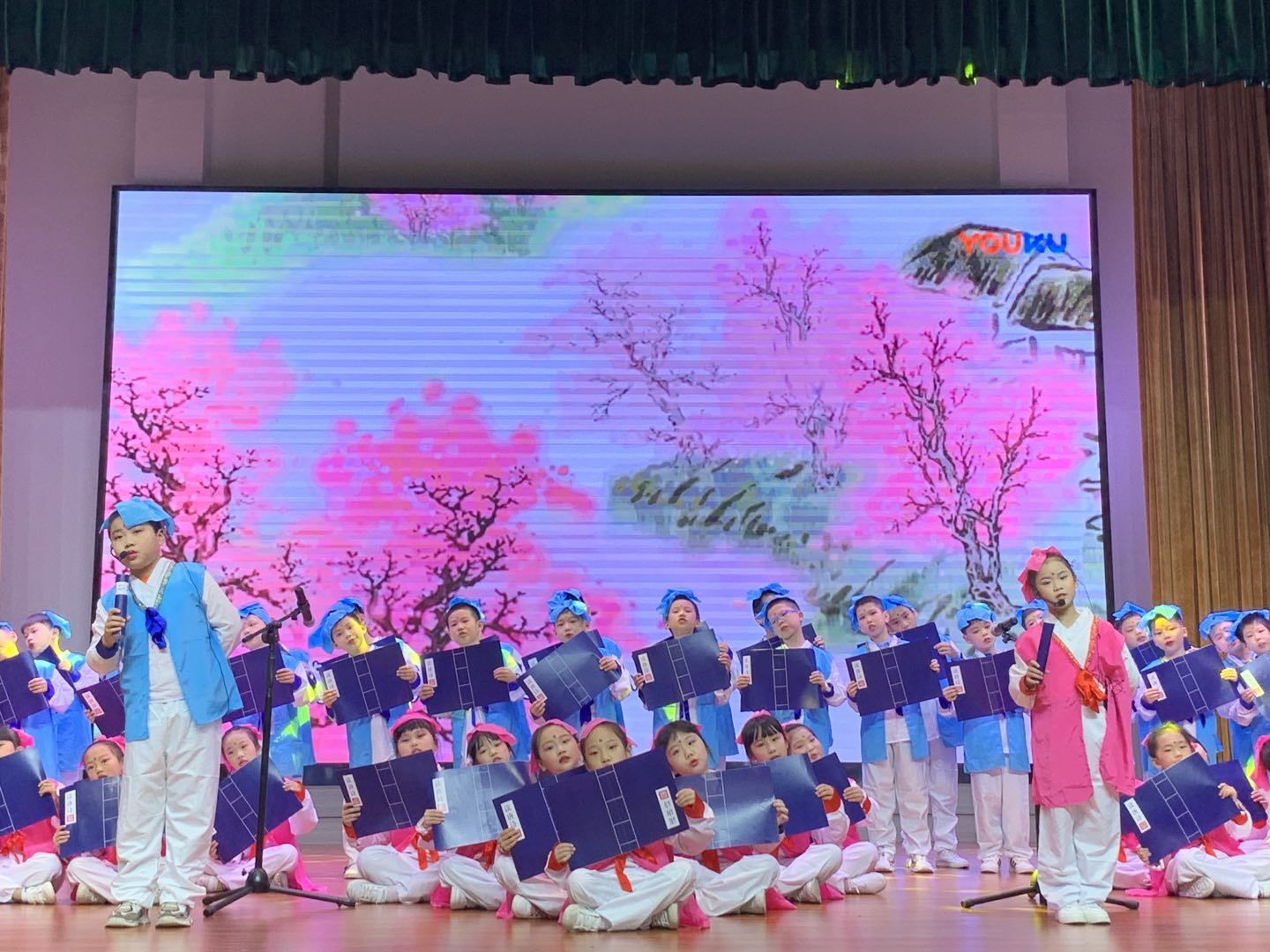 同学们在表演“古诗新唱”。长沙晚报通讯员 唐佳 摄