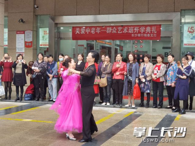 优美的舞姿吸引了大家围观