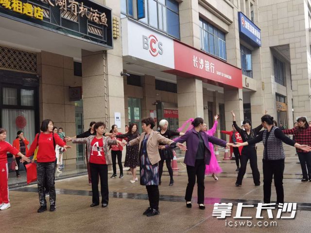 老人家翩翩起舞 照片由长沙银行提供