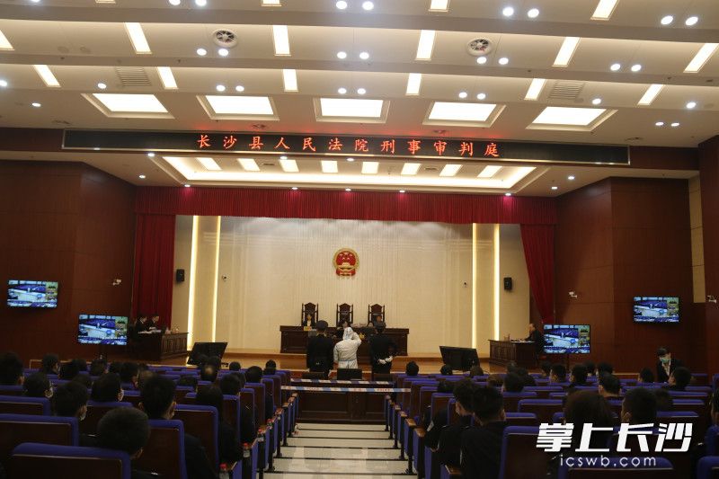 长沙市公安局开福分局原党委委员、副局长姜某当场忏悔，声泪俱下。