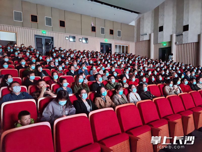 10月16日，电影《绝密工程》映前观摩会在长沙举行。均为片方供图