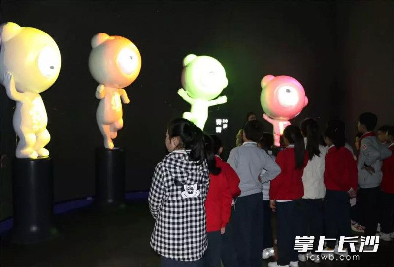 源品生命科学体验馆以生命科学为主线，运用声、光、电多维度手段,通过多媒体互动等形式，展现了贯穿全生命周期的五大健康主题。均为通讯员供图