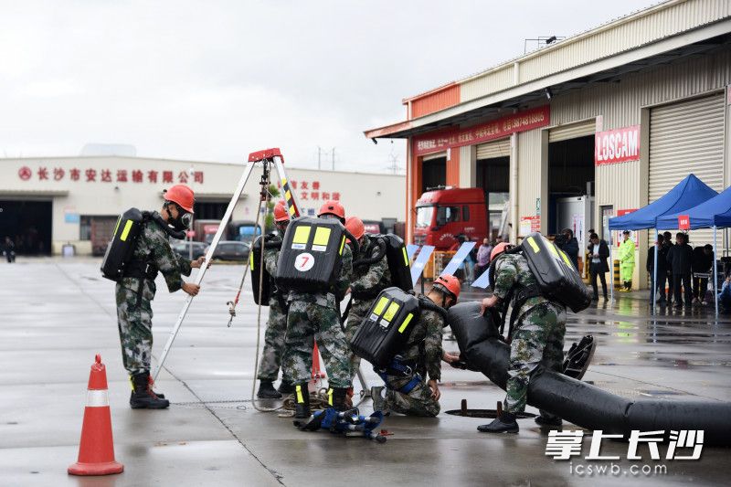 16日，长沙市“厂中厂、园中园”工贸企业突发事件综合应急救援演练暨现场观摩会举行。图为有限空间作业事故救援演练现场。均为长沙晚报全媒体记者 刘琦 摄