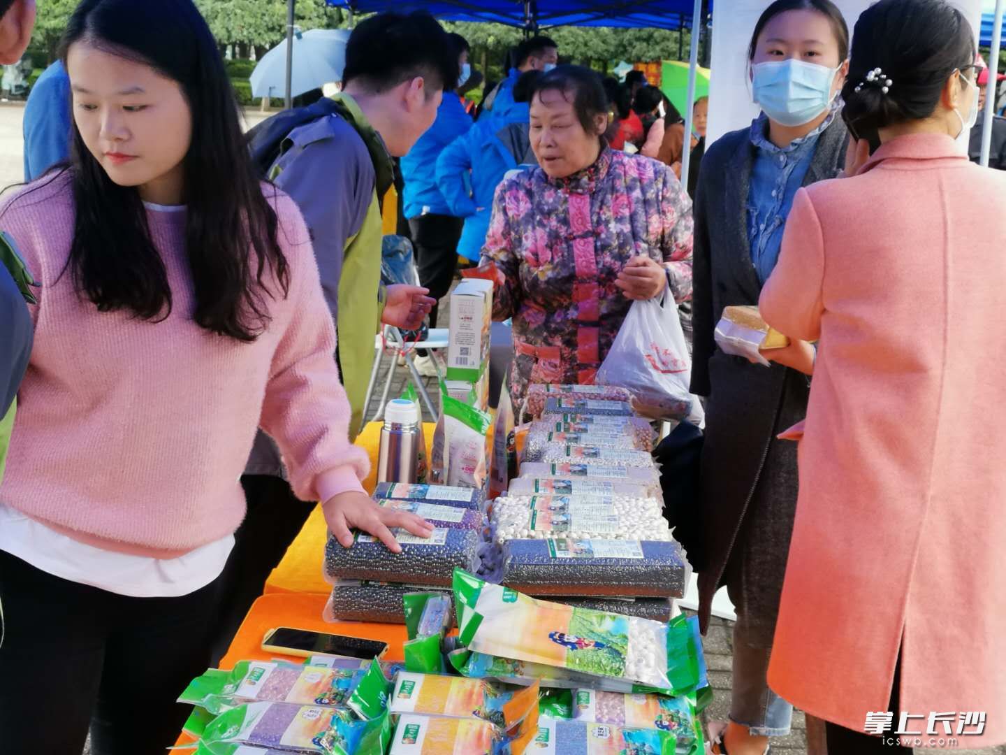 活动现场，长沙县推广自主生产的生态、营养、优质、健康品牌大米，满足市场需求、引领社会消费。长沙晚报全媒体记者 颜家文 摄