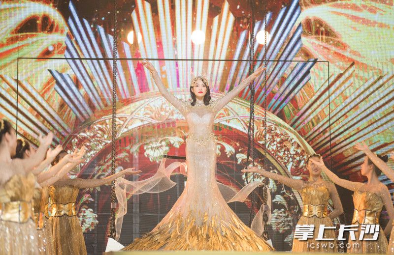 第13届金鹰节金鹰女神宋茜身穿绝美发光战袍压轴出场。主办方供图