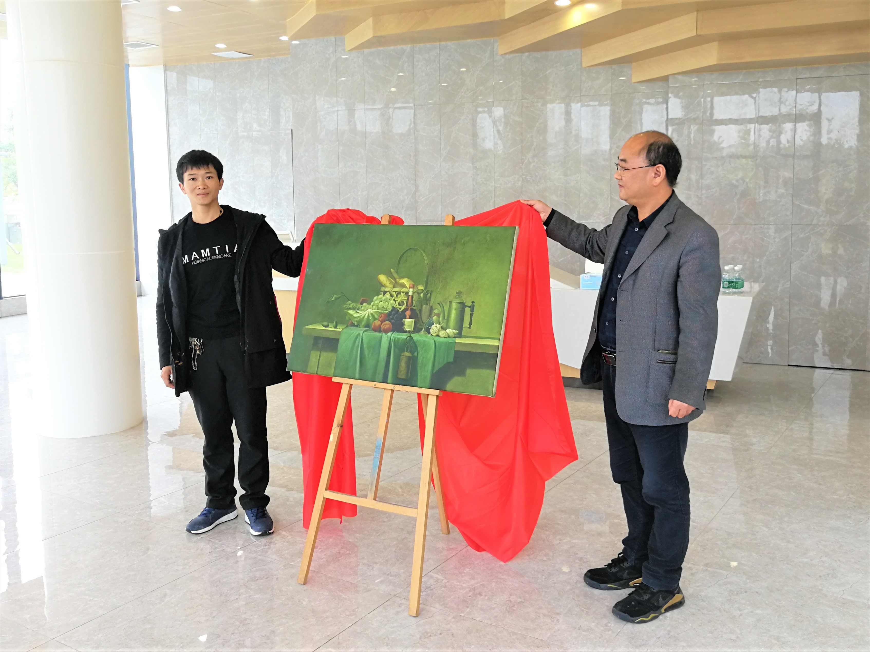在宁乡市新时代文明实践中心、横市镇人民政府的努力下，肖明（左一）的画作展出梦想成为现实。长沙晚报全媒体记者 张禹 通讯员 陈燕 摄影报道