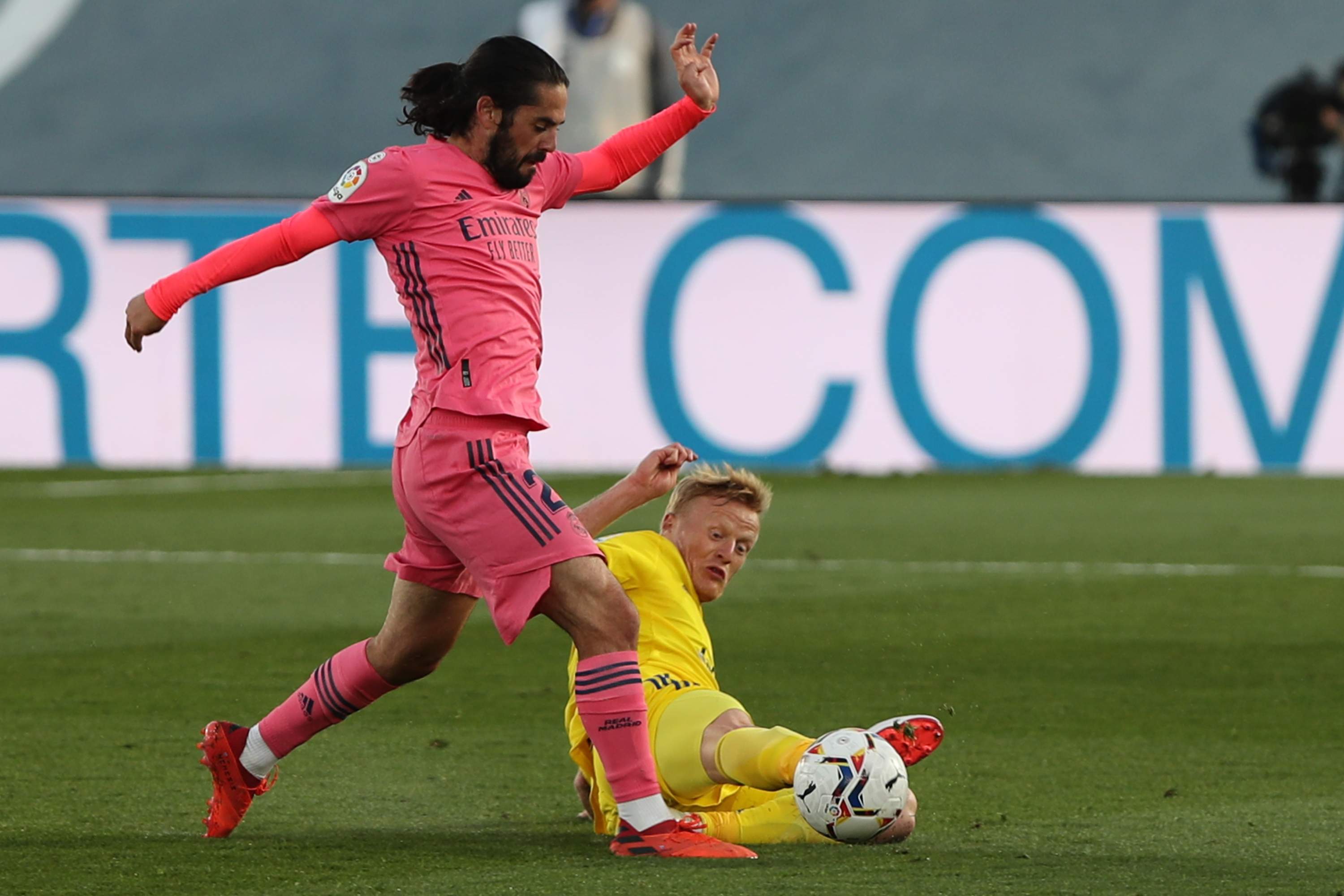 皇家马德里队球员伊斯科（左）与加的斯队球员琼森在比赛中拼抢。新华社发