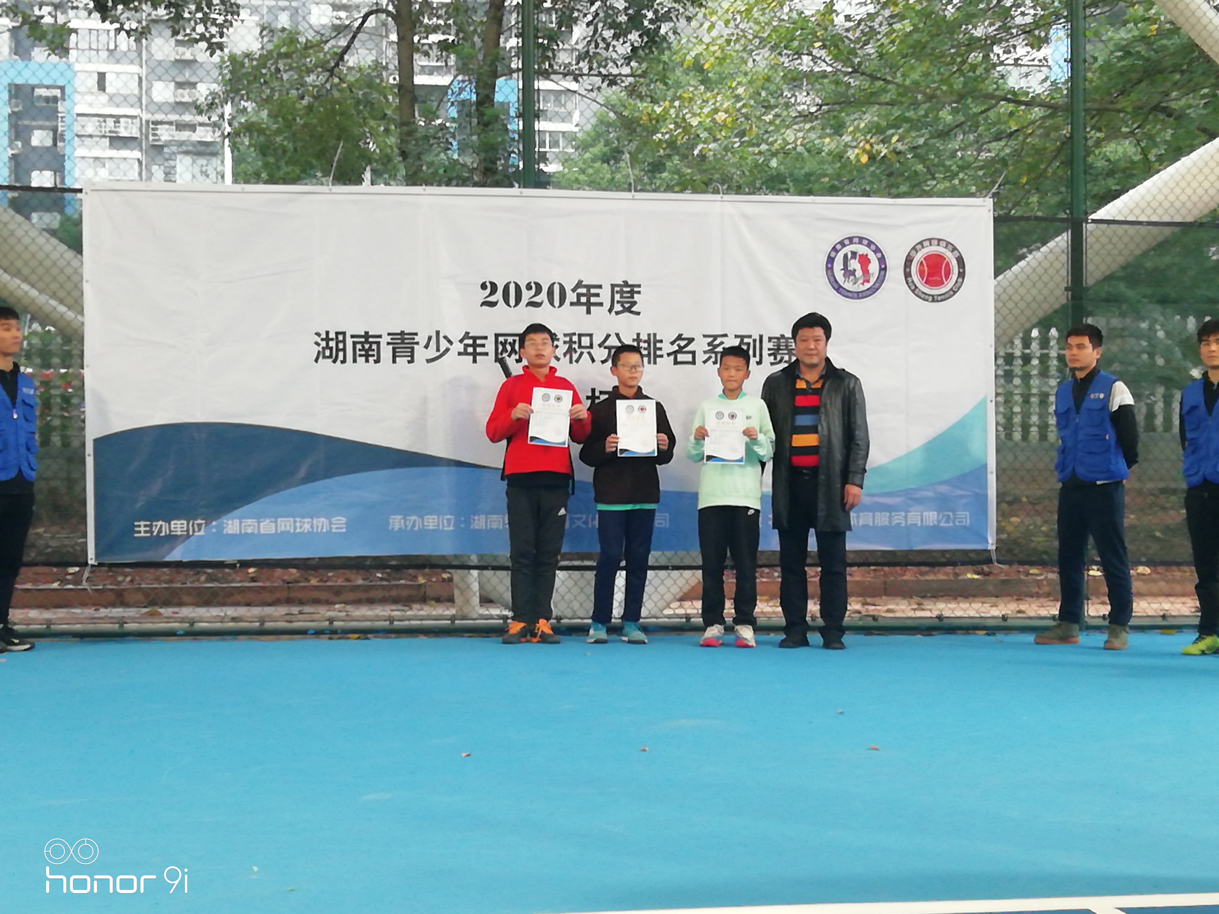 获奖选手展示证书。