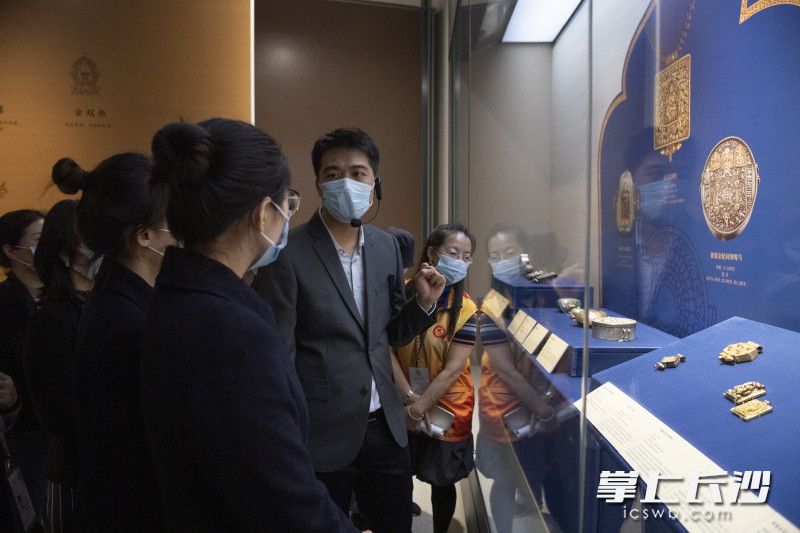 中山大学历史系副教授詹镇鹏正在给大家进行导赏。