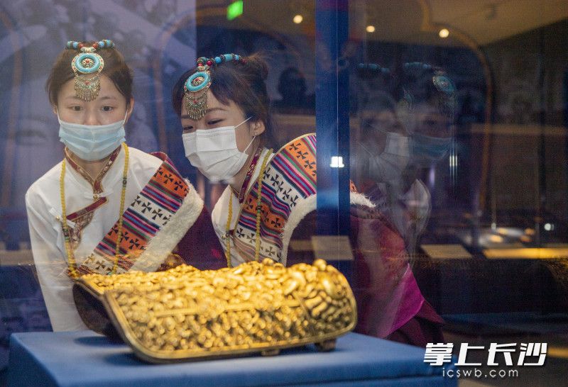 长沙市博物馆讲解员将身穿藏族服饰给市民讲解。