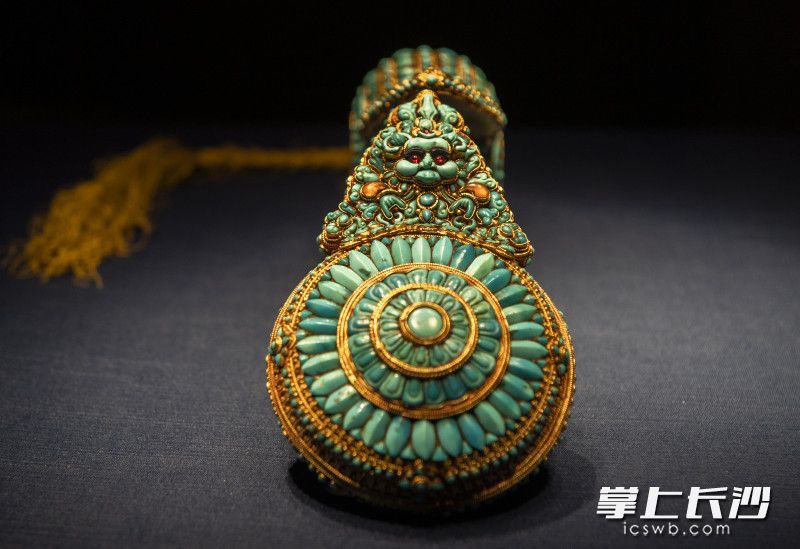 金嵌绿松石新年礼仪肩饰。