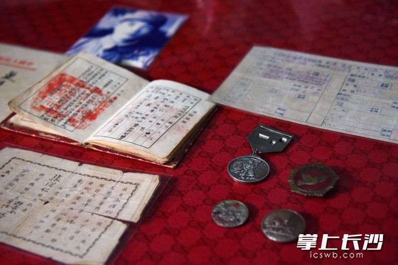 91岁的张绍仁身体硬朗，思维清晰。他曾在解放战争和抗美援朝战争战场上多次立下战功。长沙晚报全媒体记者 刘琦 摄