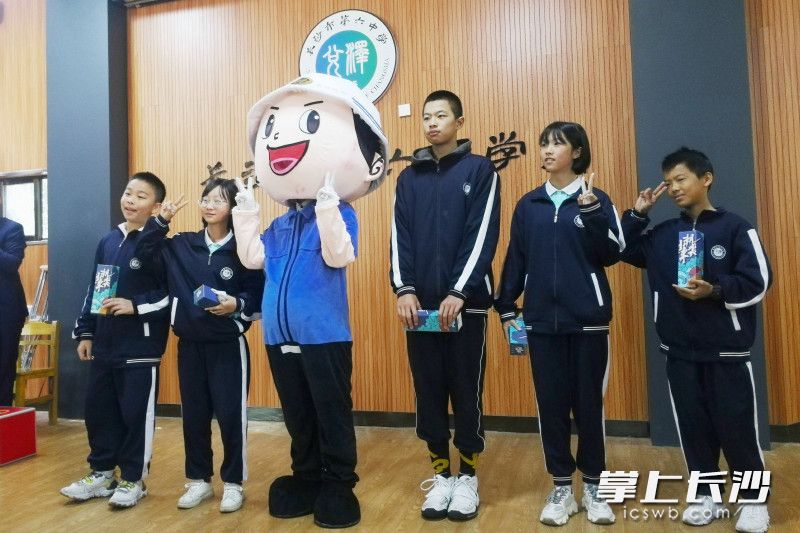 活动现场，“小杜”与长沙市第六中学学生开心互动。长沙晚报通讯员 王瑜 供图