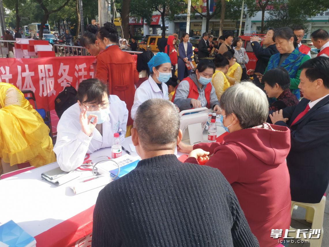 爱心义诊现场。均为 曾昶昊 供图