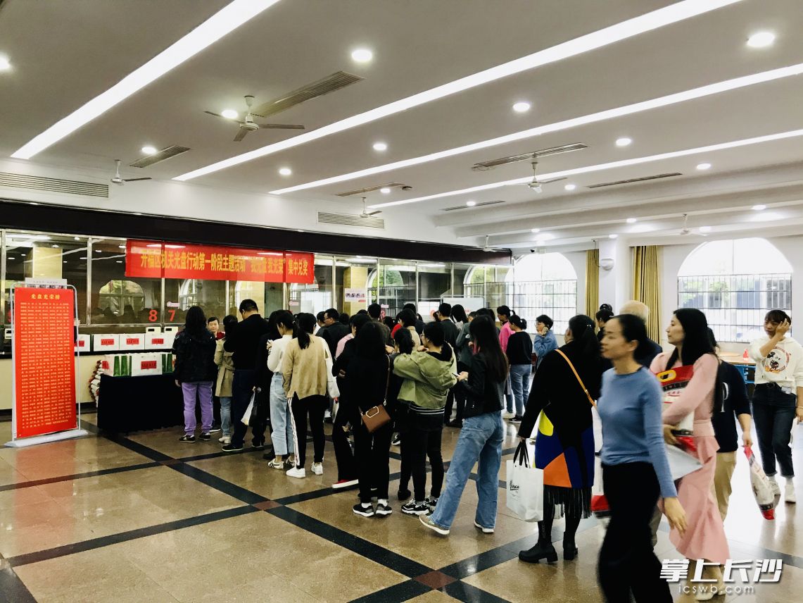 一个月坚持餐餐光盘的干部职工排成长队，凭章领扶贫奖品。 通讯员 杜琼 摄