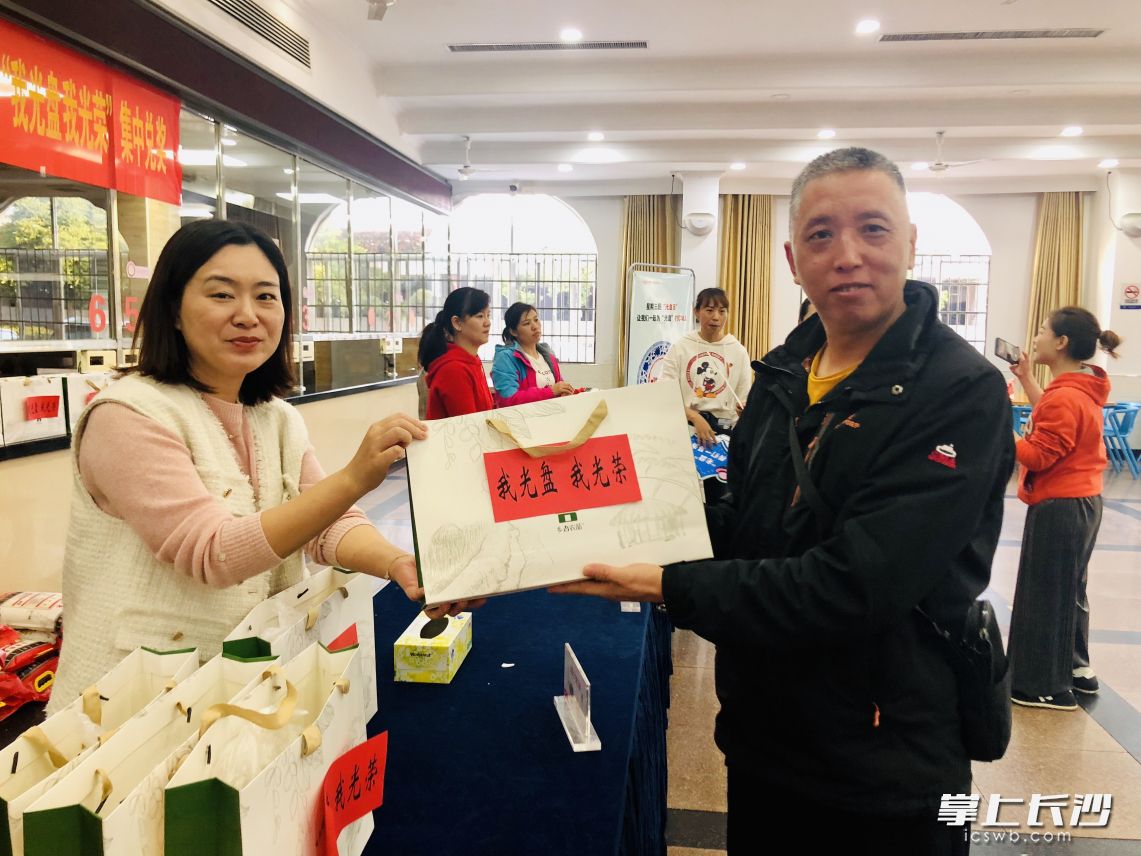 连续20餐“光盘”，即可赢得扶贫土产大礼包。 通讯员 杜琼 摄