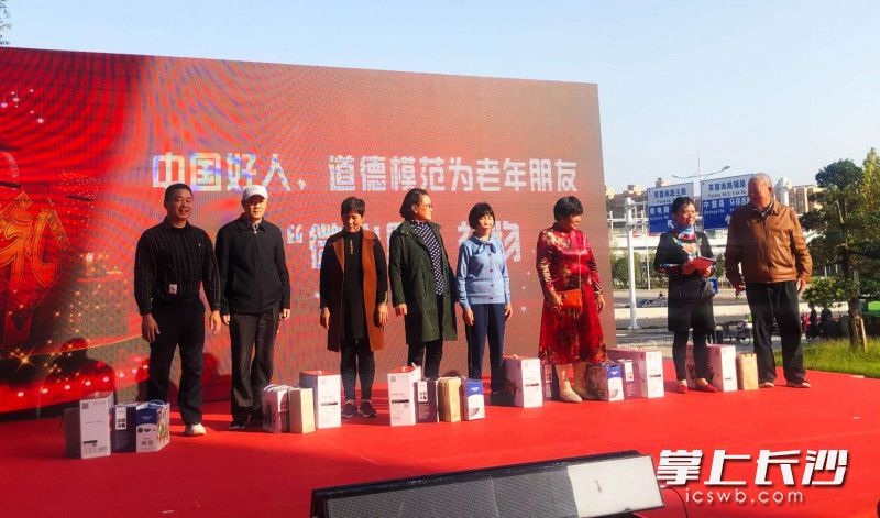 中国好人张建明为嘉和社区老人送上微心愿礼物。长沙晚报通讯员 黄雅玲 摄