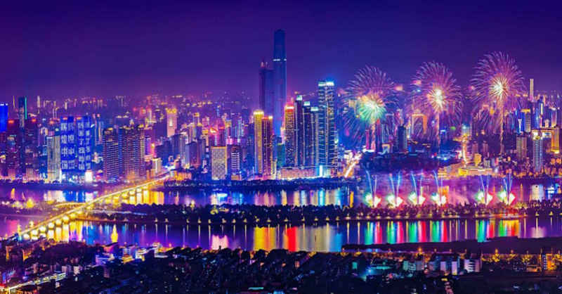 五一商圈的夜经济吸引海内外客商打卡消费。长沙晚报全媒体记者 王志伟 摄