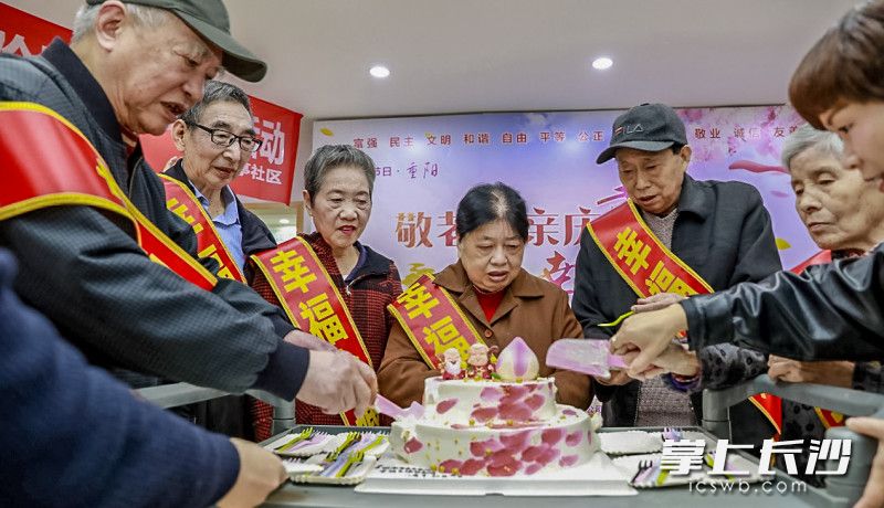 金婚老人夫妇同切重阳贺金婚纪念蛋糕