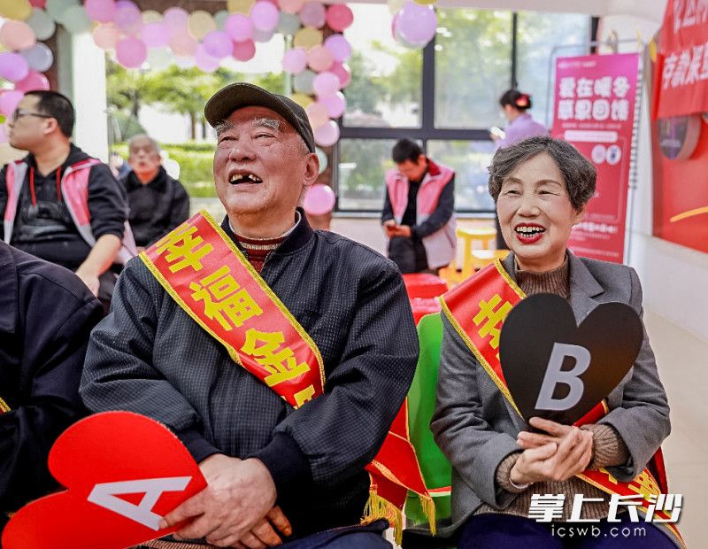 参加默契小游戏，金婚老人玩得喜笑颜开