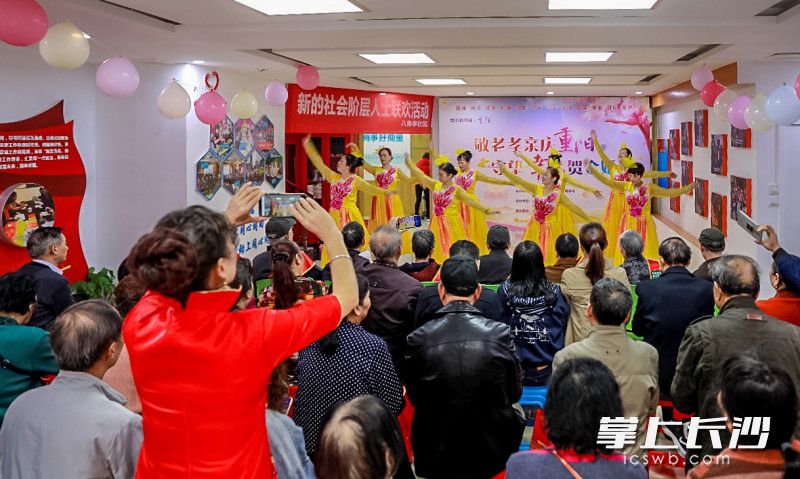 朗诵、独唱、老年模特队走秀……现场节目精彩纷呈