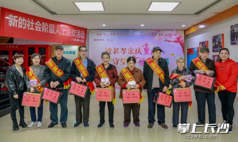 社区还为各位金婚老人送上了金婚纪念品