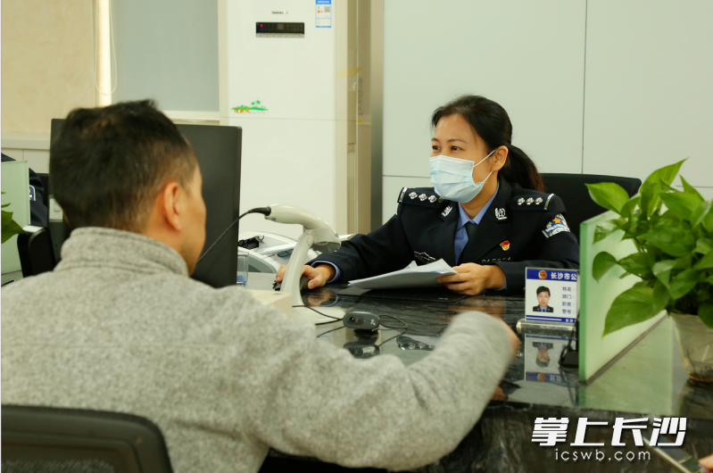 10月24日，利用周六休息时间前来开福公安分局人境大队办理业务的市民。通讯员 宋靖源 供图