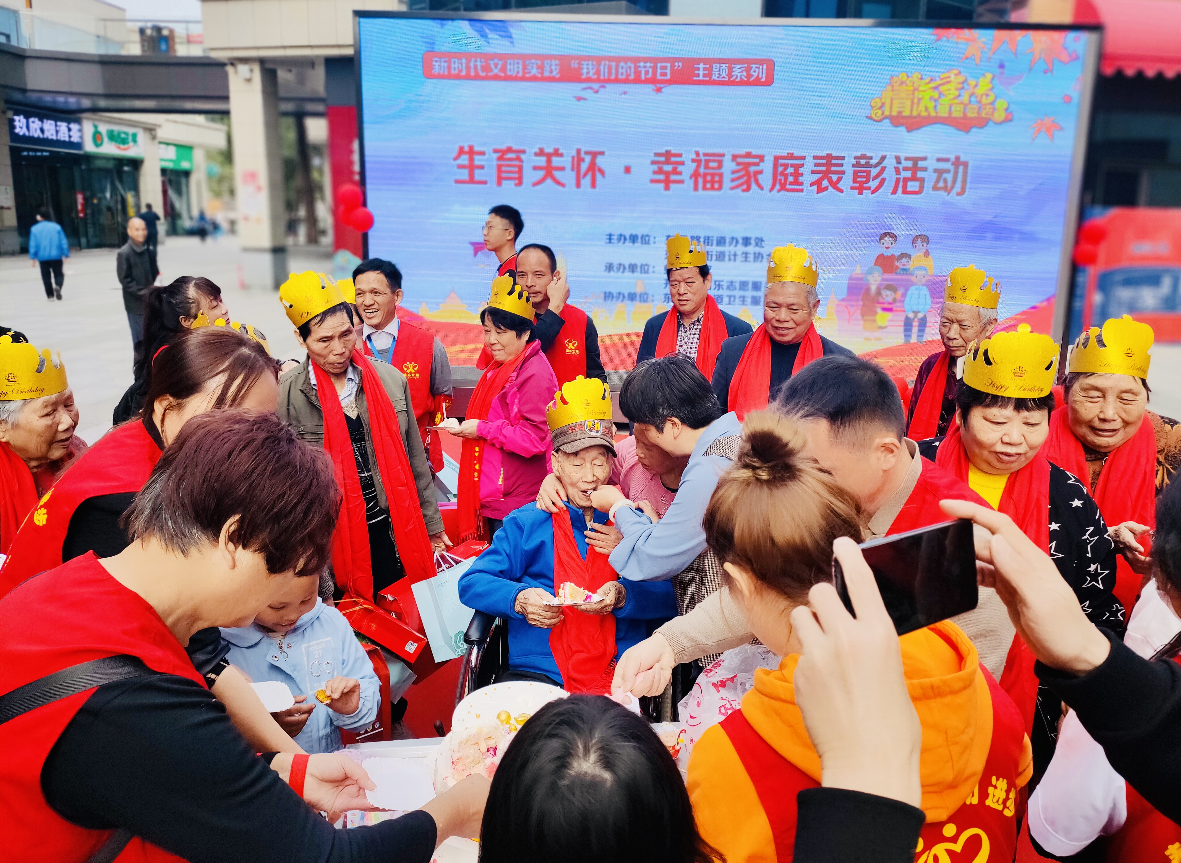 大家陪老兵一起分享“重阳糕”。 通讯员 胡雯 摄