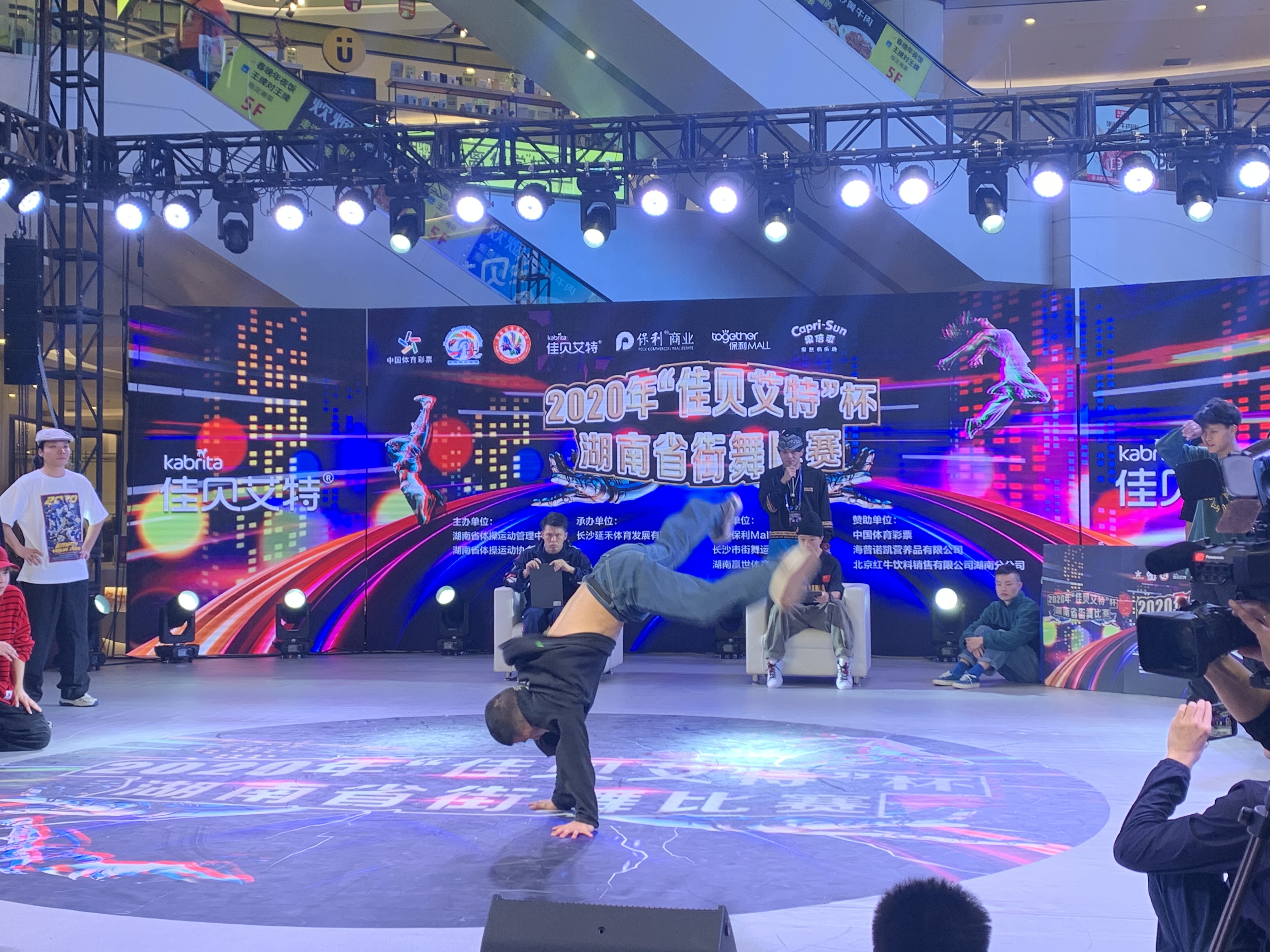 选手展示酷炫街舞动作。长沙晚报全媒体记者 宁莎鸥 摄 选手展示酷炫街舞动作。长沙晚报全媒体记者 宁莎鸥 摄