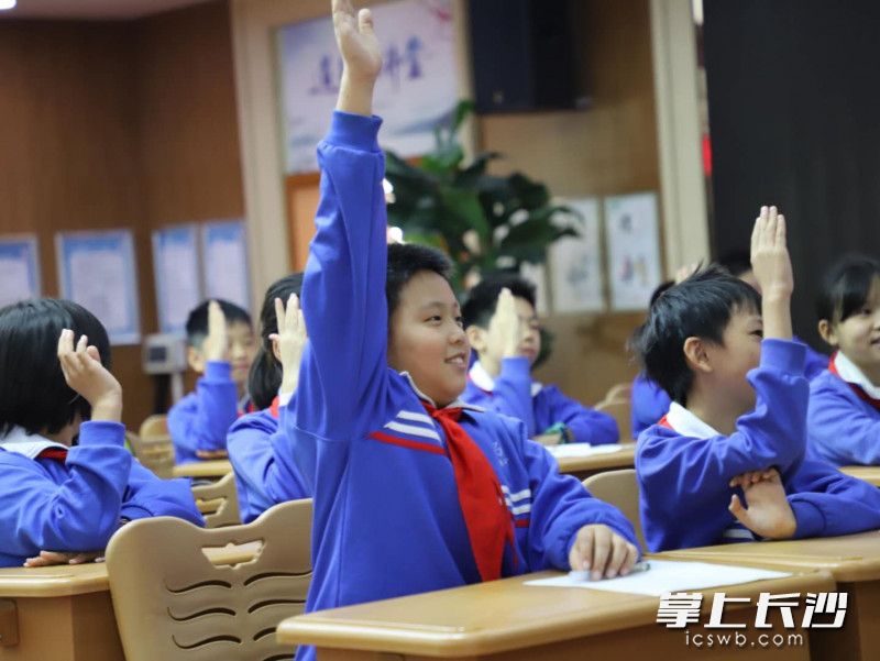 上课中，学生积极举手答题，互动频繁。