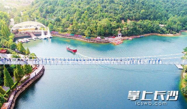 石燕湖天空玻璃廊桥。资料图片