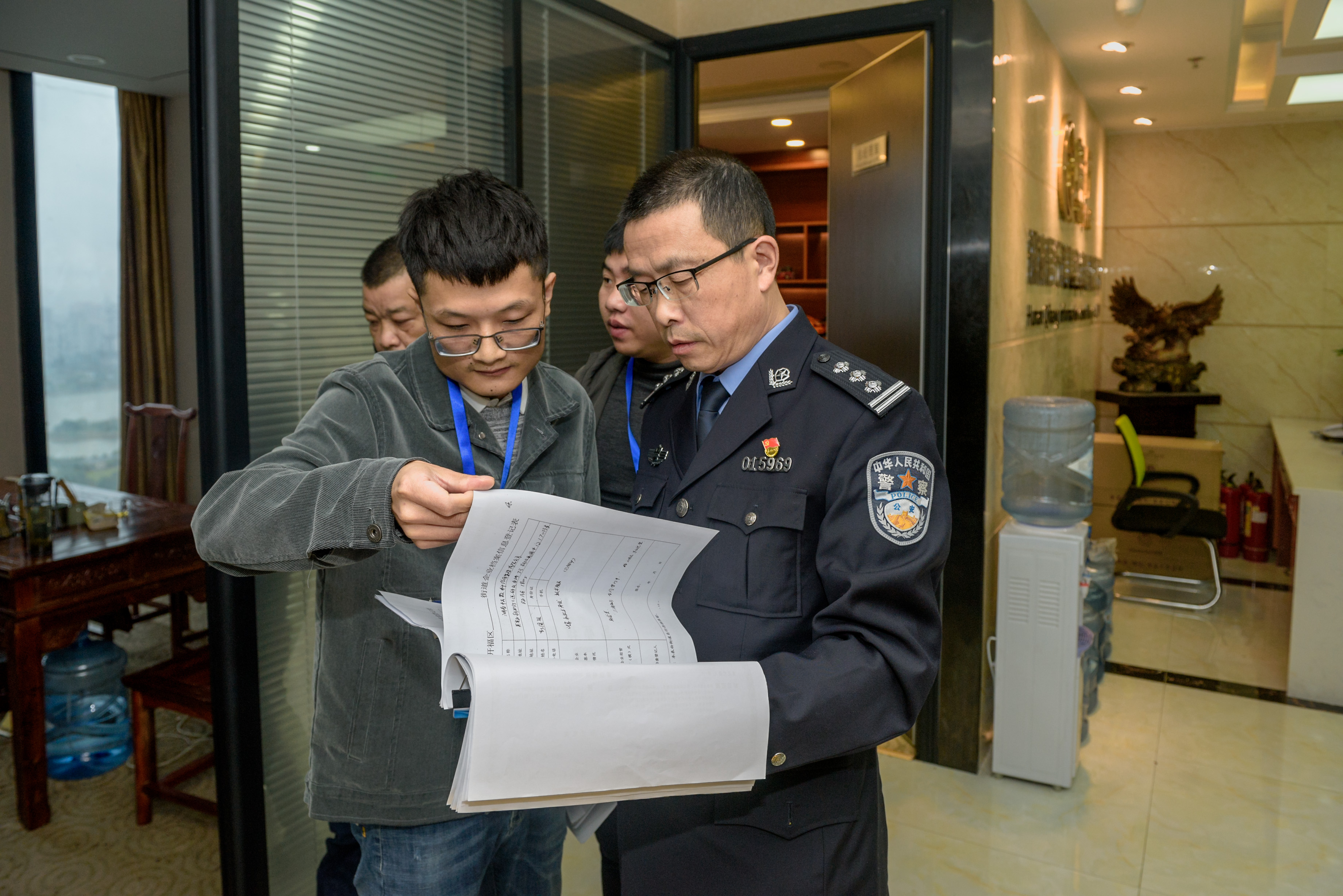 联合执法小组查阅涉嫌非法放贷公司的账本。  长沙晚报全媒体记者 陈飞 摄