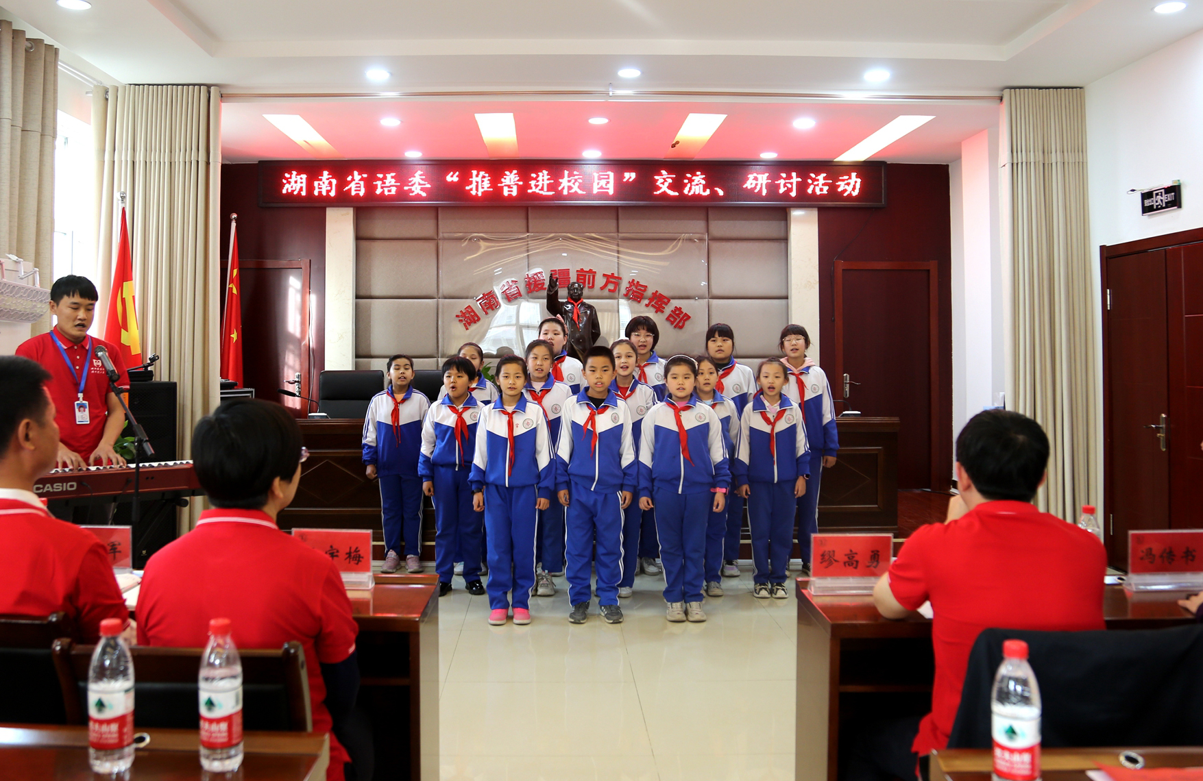 吐鲁番六小的同学们带来合唱《六小校歌》和集体朗诵《木兰辞》。