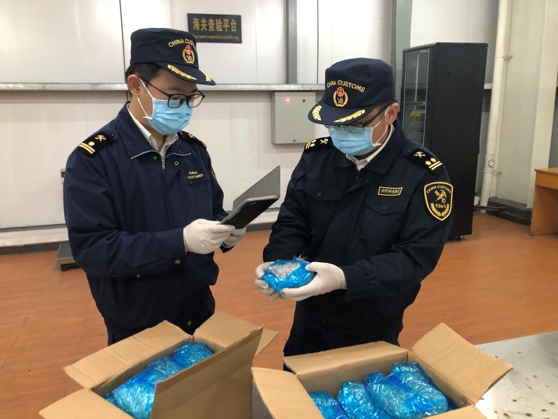 近日长沙海关查获的LED灯珠经鉴定为禁止进口的固体废物。长沙海关供图