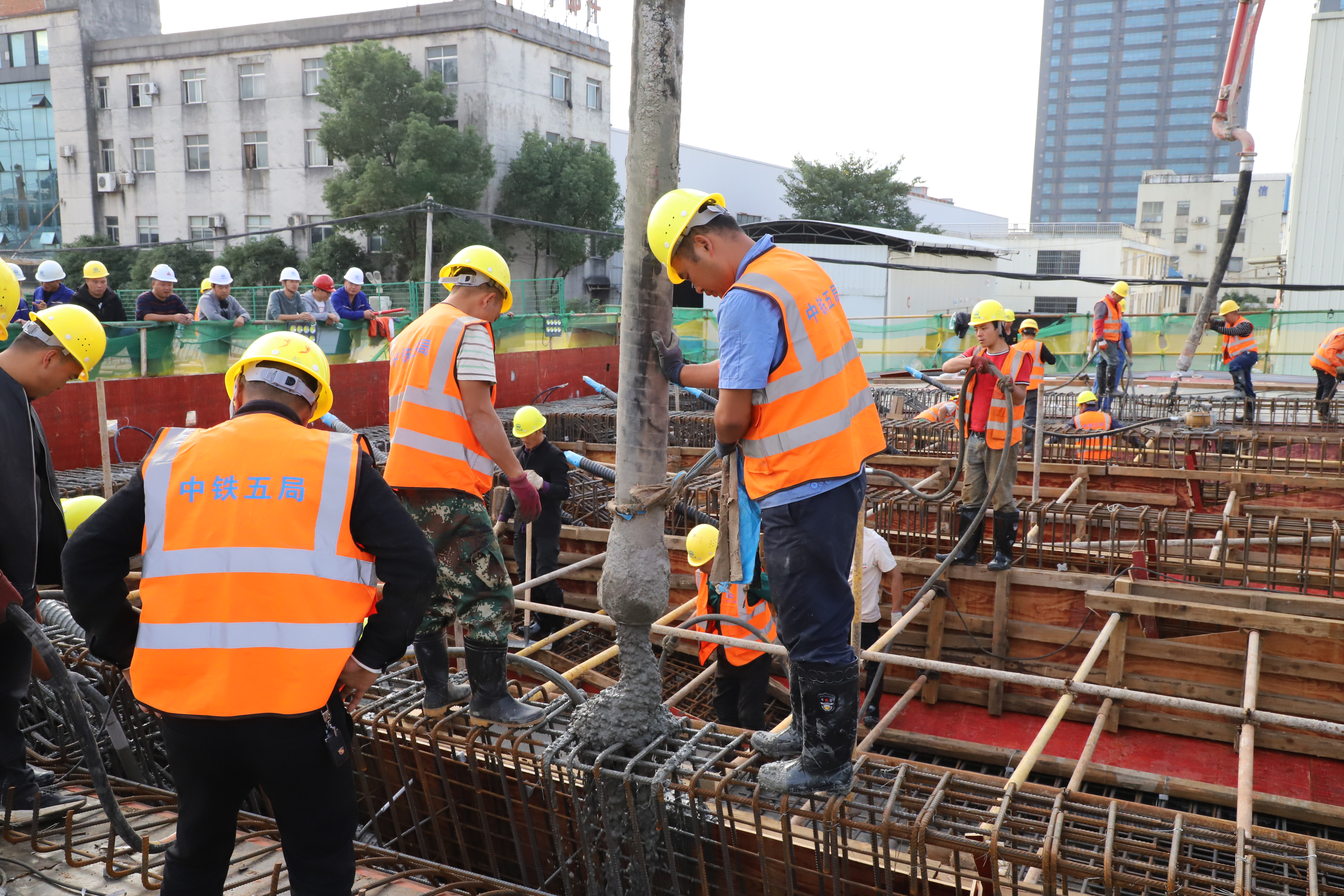 25日，盼盼路上跨京港澳大桥首联混凝土成功浇筑，这意味着盼盼路未来将被彻底打通。  均为长沙晚报全媒体记者 陈焕明 通讯员 谢永彬 程泽林 摄影报道