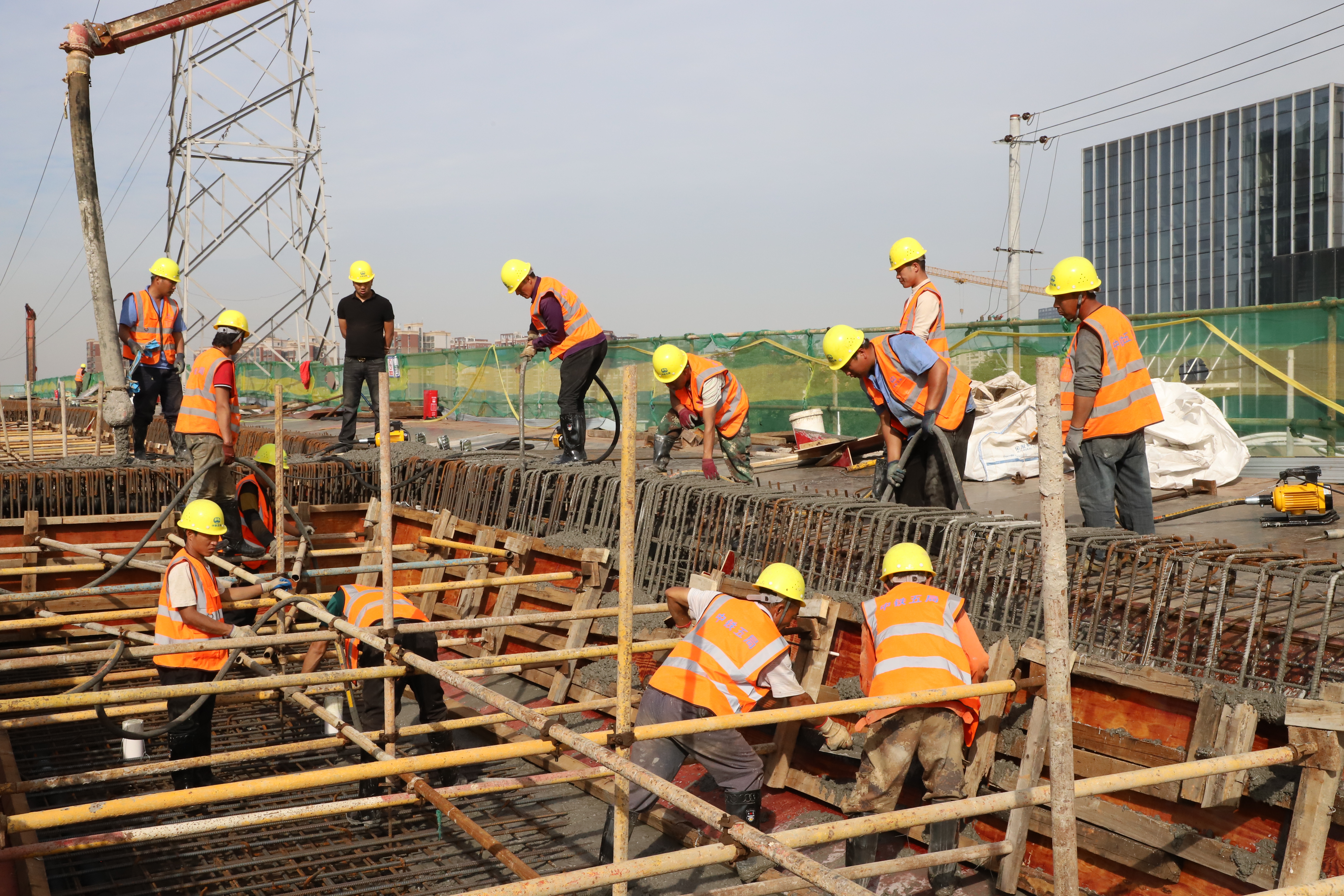 盼盼路上跨京港澳大桥首联混凝土成功浇筑施工现场。