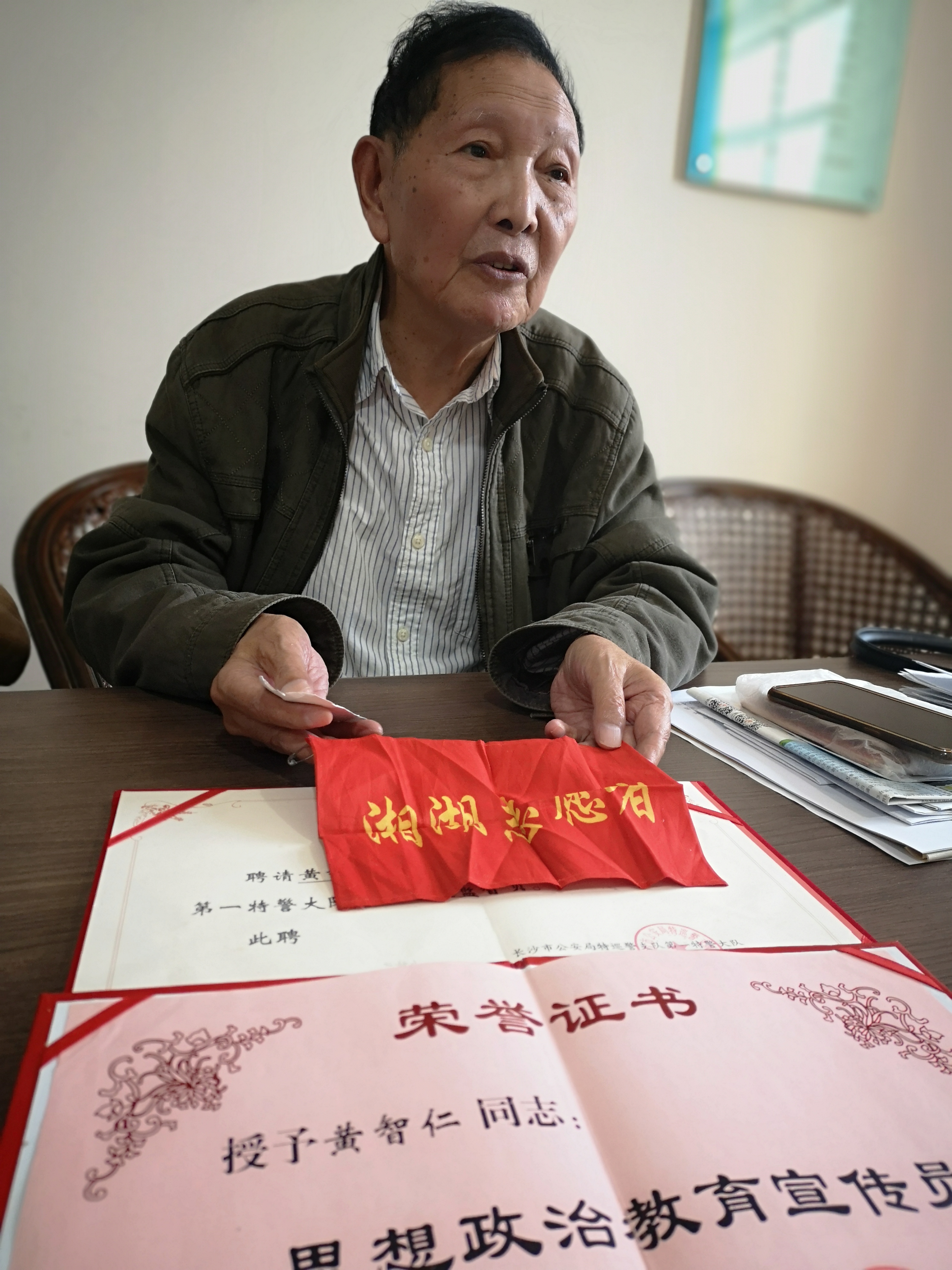 黄智仁“红袖章”365天不曾离身。 均为长沙晚报全媒体记者 周和平 摄