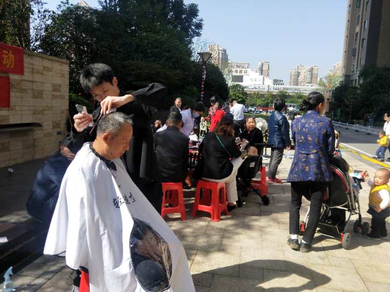 “便民集市”亮相金地格林公馆小区，居民足不出小区就能享受义剪服务。长沙晚报通讯员  任娜娜 摄