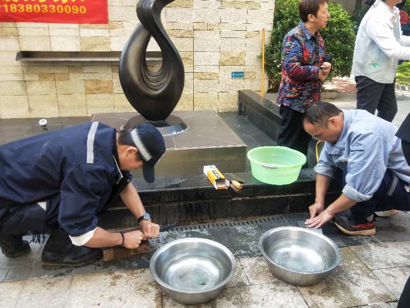 物业管家和志愿者热心为居民磨菜刀。长沙晚报通讯员  任娜娜摄